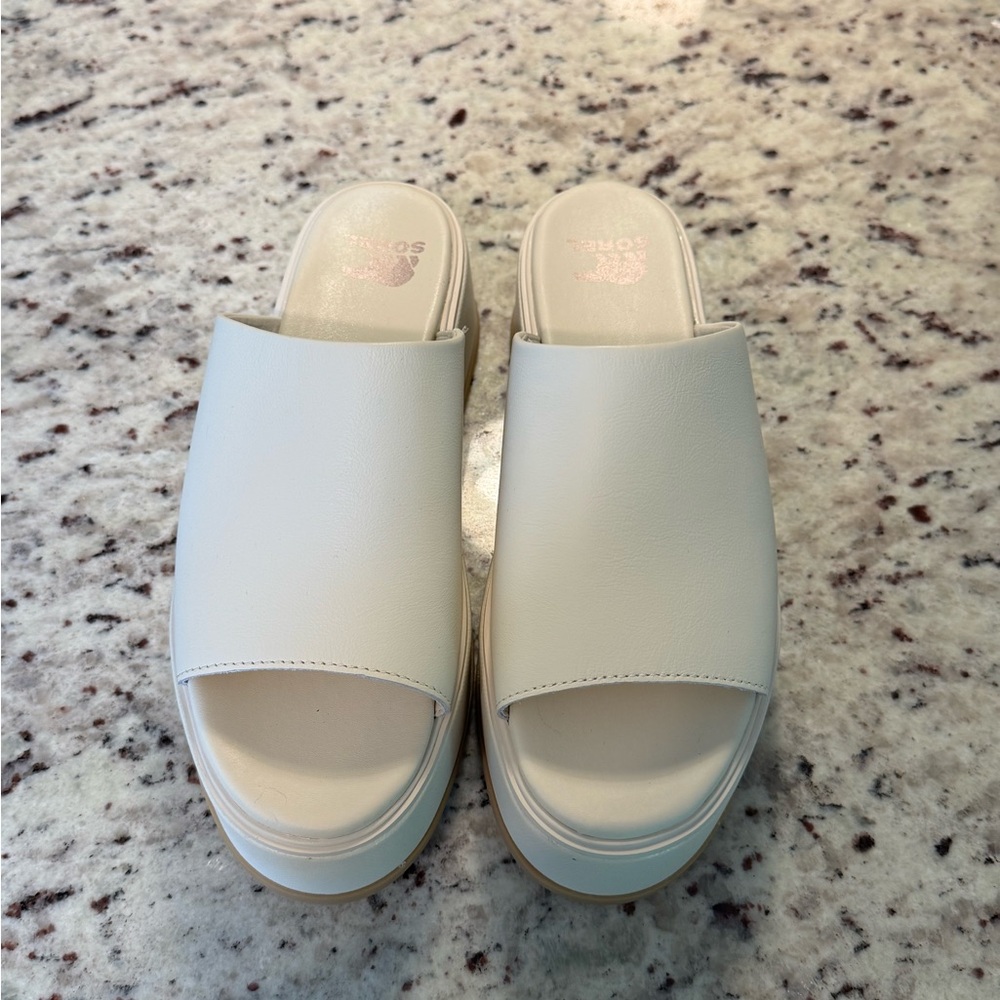 NWT- Sorel Evereve Day Spring Slide
Platform Sandal- Size 7